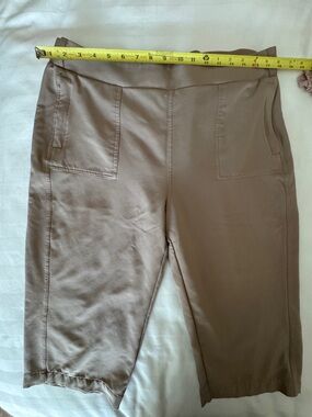 Neutral Taupe Pull-On Ponte Capri Pants